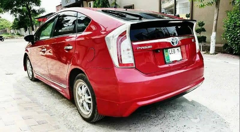toyota-prius-2012-big-3