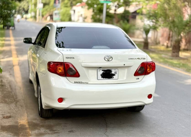 toyota-corolla-altis-18-manual-big-10